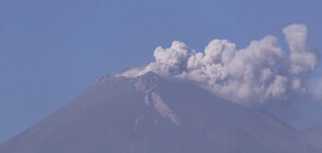 КАДРИ ОТ ДРОН: Вижте как вулкан в Мексико бълва пепел и газове в небето (ВИДЕО)