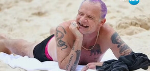 60-годишният китарист на Red Hot Chili Peppers заобиколен от млади фенки на плажа