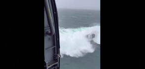 Спасиха мъж, след като корабчето му се обърна край Орегон (ВИДЕО)