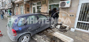 Шофьор без книжка се вряза в магазин в Бургас (СНИМКИ)