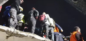 Български спасители откриха жена под отломките в Турция (ВИДЕО+СНИМКИ)