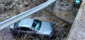Кола полетя от необезопасен мост и падна в пропаст