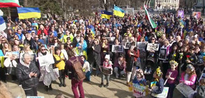 ШЕСТВИЕ СРЕЩУ ВОЙНАТА: Варненци и украинци се събраха пред сградата на общината в града