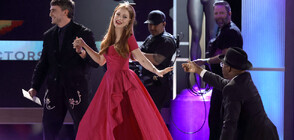 Неудобен момент: Джесика Частейн падна на сцената на наградите на Гилдията на актьорите (ВИДЕО)