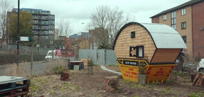 Лондонски творец си построи къща от контейнер за строителни отпадъци (ВИДЕО)