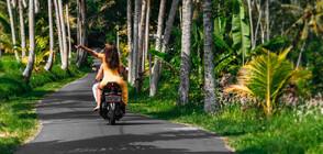 Забраняват на туристите да карат мотоциклети на остров Бали (ВИДЕО)