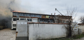 Горя покрив на хале за обработка на облекла в Пловдив (ВИДЕО+СНИМКИ)