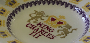 Произвеждат хиляди паметни чаши по повод коронацията на Чарлз III (ВИДЕО)