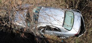Кола падна от мост в Дупница, трима души пострадаха (ВИДЕО)