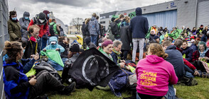 Активисти за климата бяха арестувани след пробив в нидерландско летище