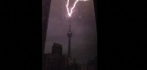 ВПЕЧАТЛЯВАЩО: Мълния порази популярната Си Ен Тауър в Торонто (ВИДЕО)