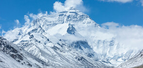 Уникална спасителна операция: Непалски шерп свали на гръб от Еверест алпинист