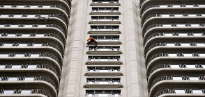 В знак на протест: Френският Спайдърмен изкачи небостъргач в Париж (ВИДЕО+СНИМКА)