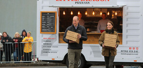 Принц Уилям и принцеса Кейт доставиха пици на отбор по ръгби (ВИДЕО+СНИМКИ)