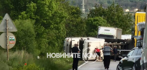 Тир се обърна на пътя Велико Търново - Русе, шофьорът е в болница (СНИМКИ)