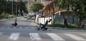 Блъснаха майка с детска количка на пешеходна пътека в Благоевград (ВИДЕО)