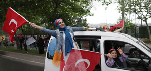 БАЛОТАЖЪТ В ТУРЦИЯ: Еуфория пред офиса на партията на Ердоган в Истанбул (ВИДЕО)