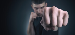 Двама пребиха млад мъж пред дискотека във Враца