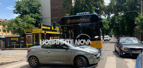 Тролей и кола се удариха в центъра на София (СНИМКА)