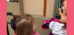 Мини Маус говори с дете със Синдром на Даун на жестомимичен език