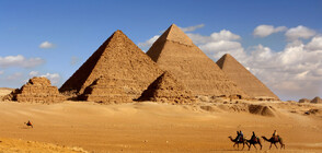 ОТ ПТИЧИ ПОГЛЕД: Вижте уникалната гледка към пирамидите в Гиза (ВИДЕО)