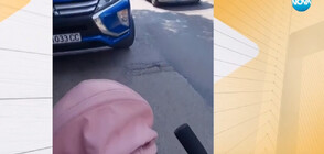 ОПАСНА УЛИЦА: Майка е принудена да разхожда детето си между автомобилите на пътното платно