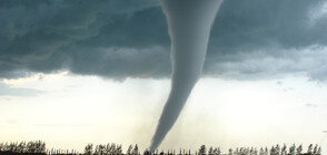 Силно торнадо удари Канада, разрушавайки десетки къщи (ВИДЕО)