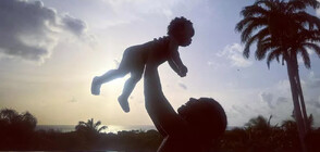 Риана показа детето си при ваканция в родния ѝ Барбадос