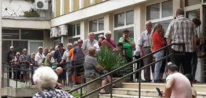 ПРИПАДНАЛИ В ЖЕГИТЕ: Огромни опашки за пенсии в страната
