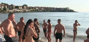 Кметът на Созопол и граждани плуваха в защита на Черно море (ВИДЕО)