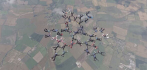 Рекорд при 190 км/ч: Скайдайвъри оформиха с телата си сложна фигура (ВИДЕО)