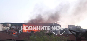 Голям пожар горя в Ловеч, пламъците стигнаха до къщата на кмета (СНИМКИ)