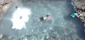 ЗАРАДИ ЖЕГИТЕ В ТУРЦИЯ: Деца се разхладиха в изкуствено езерце в парка