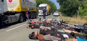 Десетки изтощени мигранти легнаха на път в Ямболско (ВИДЕО)