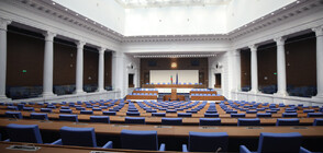 Депутатите пак се местят в бившия партиен дом (ВИДЕО+СНИМКИ)