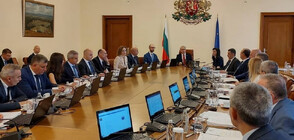 Денков и петима министри дават пресконференция