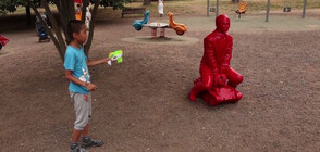 Червена статуя на Путин, яхнал танк, се появи в парк в Рим (ВИДЕО)