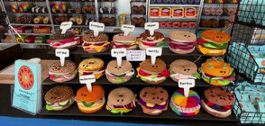 Бургери и гевреци, но не съвсем: Уникален арт проект очарова нюйоркчани (ВИДЕО)