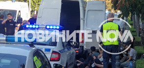 След катастрофа с кола: Задържаха микробус с 49 нелегални мигранти в центъра на София (СНИМКИ)