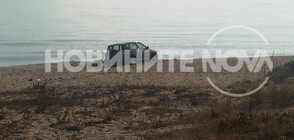 Джип паркира върху дюните на Шофьорския плаж край Созопол