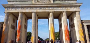 Активисти напръскаха с боя колоните на Бранденбургска врата в Берлин (ВИДЕО)