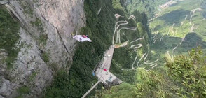 Екстремни спортисти скачаха от 1458-метрова скала (ВИДЕО)