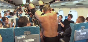 Скоростен влак в Япония стана арена за професионална борба (ВИДЕО)