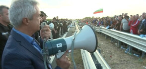 Разделени от мантинелите: Енергийният министър отиде при протестиращите