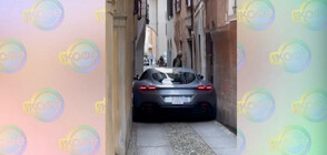 Луксозна кола заседна в тясна италианска уличка (ВИДЕО)