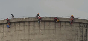 Активисти на „Грийнпийс" се качиха върху кула в ТЕЦ „Марица 3" край Димитровград (ВИДЕО)