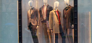 КУРИОЗЕН ОБИР: Мъж се престори на манекен на витрина, задигна бижута (ВИДЕО+СНИМКА)