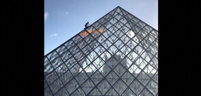 Активисти заляха пирамидата на Лувъра с оранжева боя (ВИДЕО)
