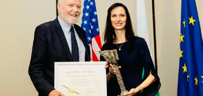 Мария Габриел връчи почетна награда на холивудския актьор Джон Войт за принос за сътрудничеството между България и САЩ