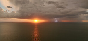 Природен феномен: Залез и морско торнадо над Генуа (ВИДЕО+СНИМКИ)